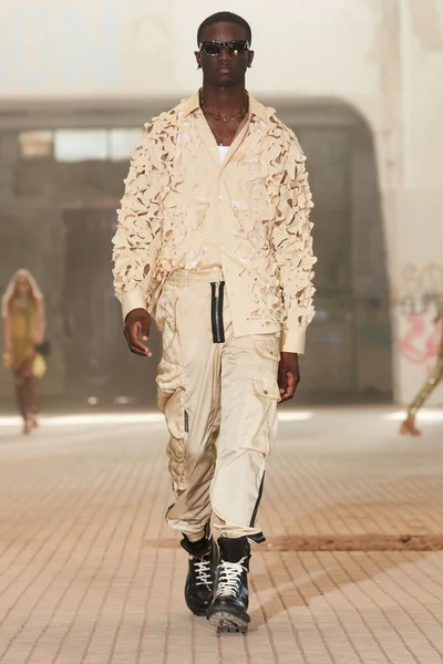 Look 16